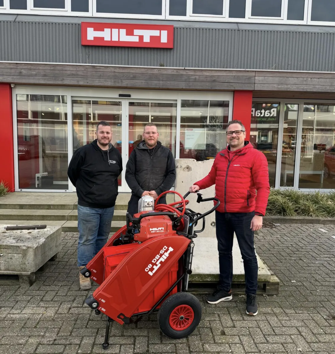 Team ontvangt nieuwe Hilti-wandzaag