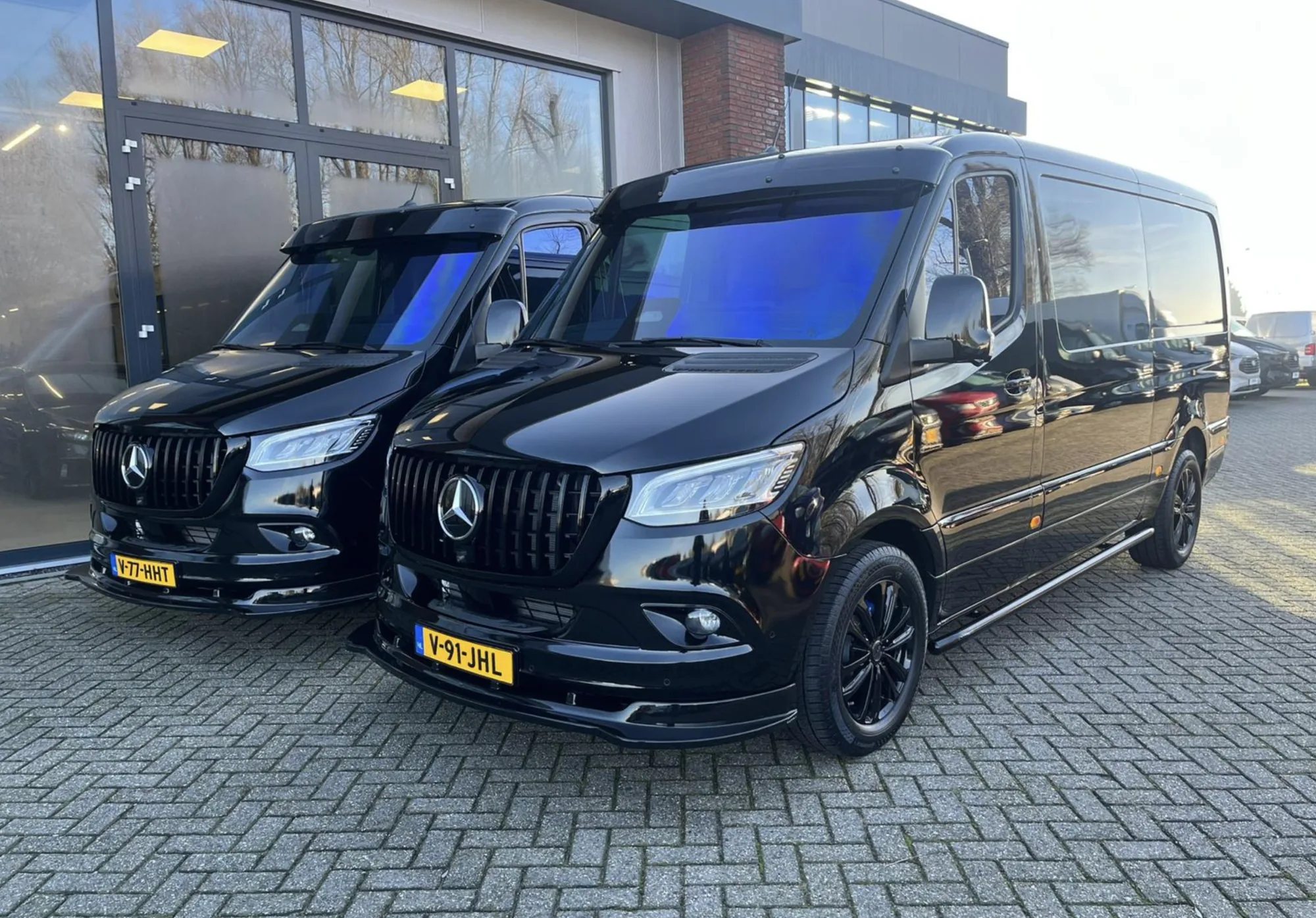 Twee servicebussen van RDS Deta