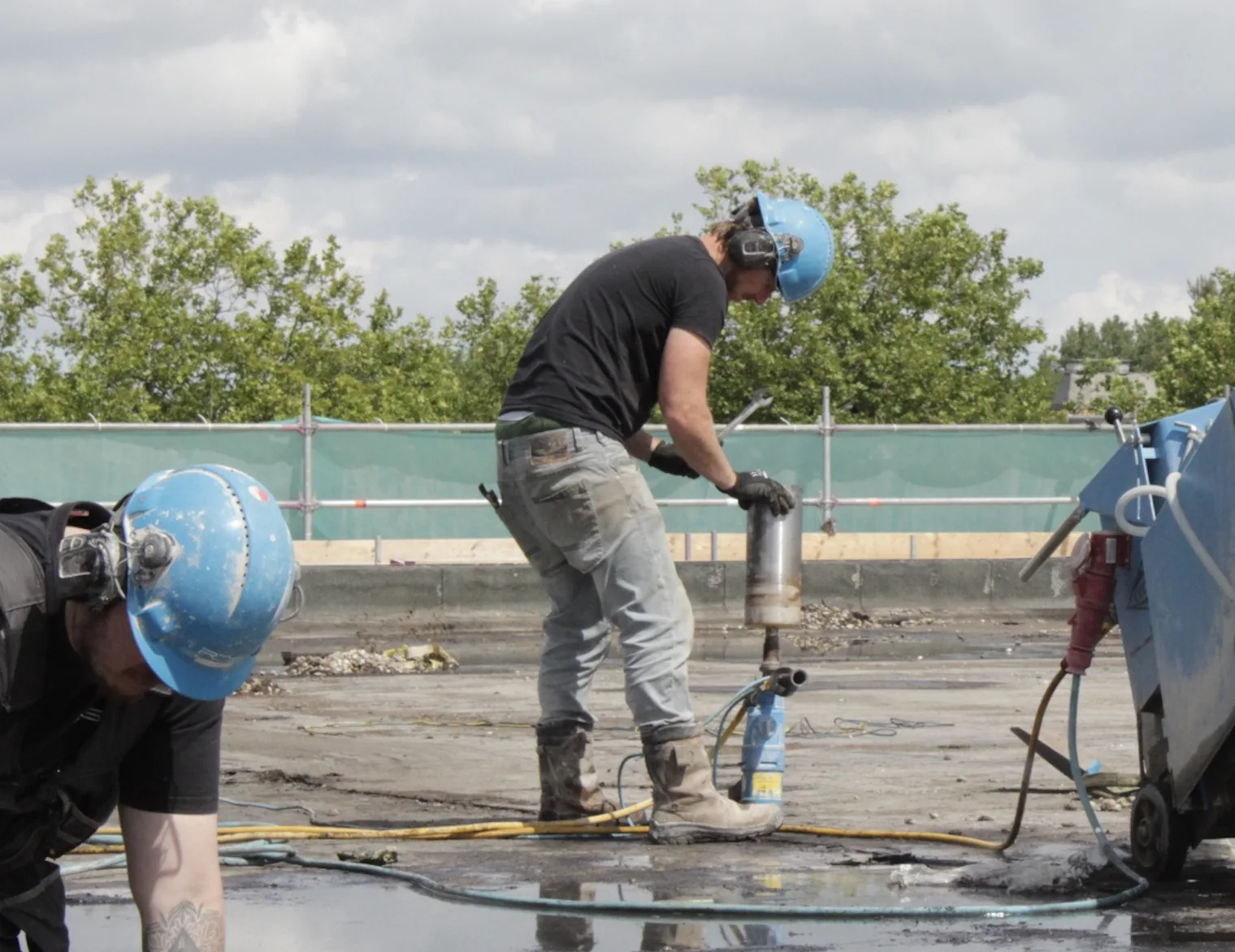 Twee vakmensen van RDS Deta aan het werk